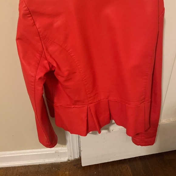 Red jacket - Picture 4 of 5
